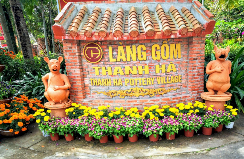 The simple, pottery-centered life here offers visitors a warm and genuine experience 